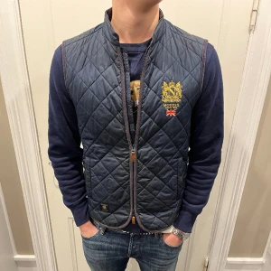 Morris väst  - Stilig och snygg Morris väst i storlek S. Väldigt bra skick skulle säga runt 9/10. Modellen är 184 cm och sitter näst intill perfekt😀