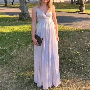 Balklänning  - Säljer nu min balklänning eftersom jag inte har någon användning av den. Den är endast använd en gång och har inga defekter!🩷