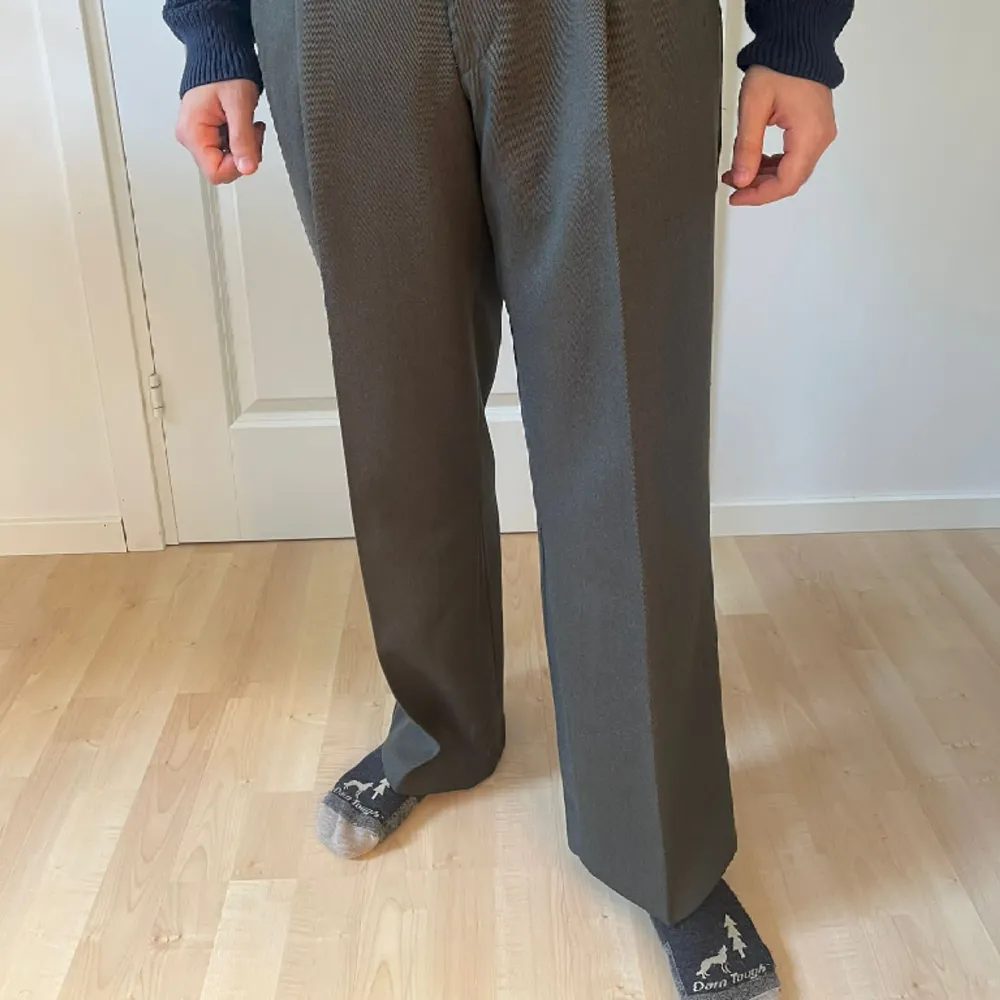 Fina kostymbyxor från HILTL. Storlek 48 (M), 100% ull. Helt i nyskick!. Jeans & Byxor.