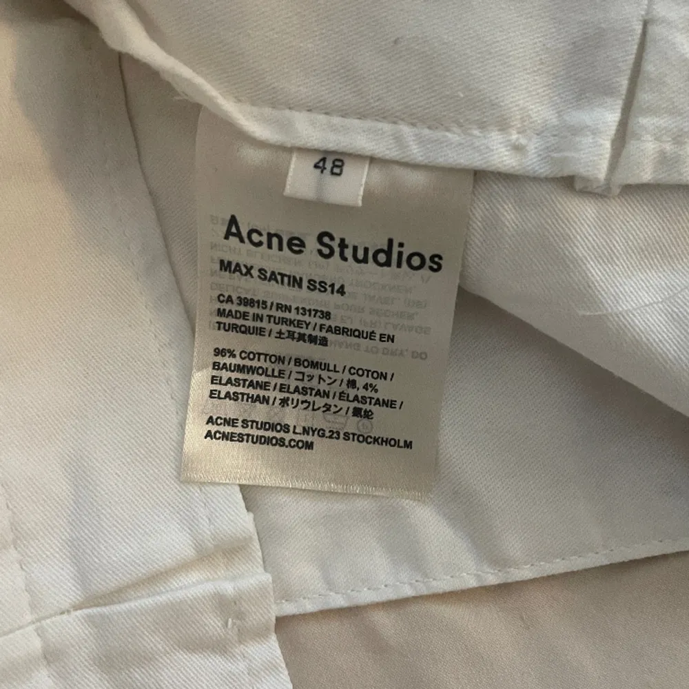 Ett par byxor från Acne studios. 100% bomull, storlek 48 (M), i mycket bra skick!. Jeans & Byxor.