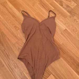 Body H&M - Body från H&M använd en gång för plåtning