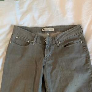 Gråa Levis jeans med låg midja. Säljs eftersom de är för stora för mig. Skriv för fler bilder🩶🩶