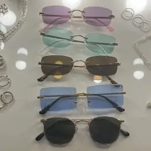Solglasögon i alla olika färger 20 kr styck  Skriv i meddelade vilken/vilka du är intresserad av! 4/5 är helt oanvända, dom svarta (längst ner på bilden) är mycket använda:)