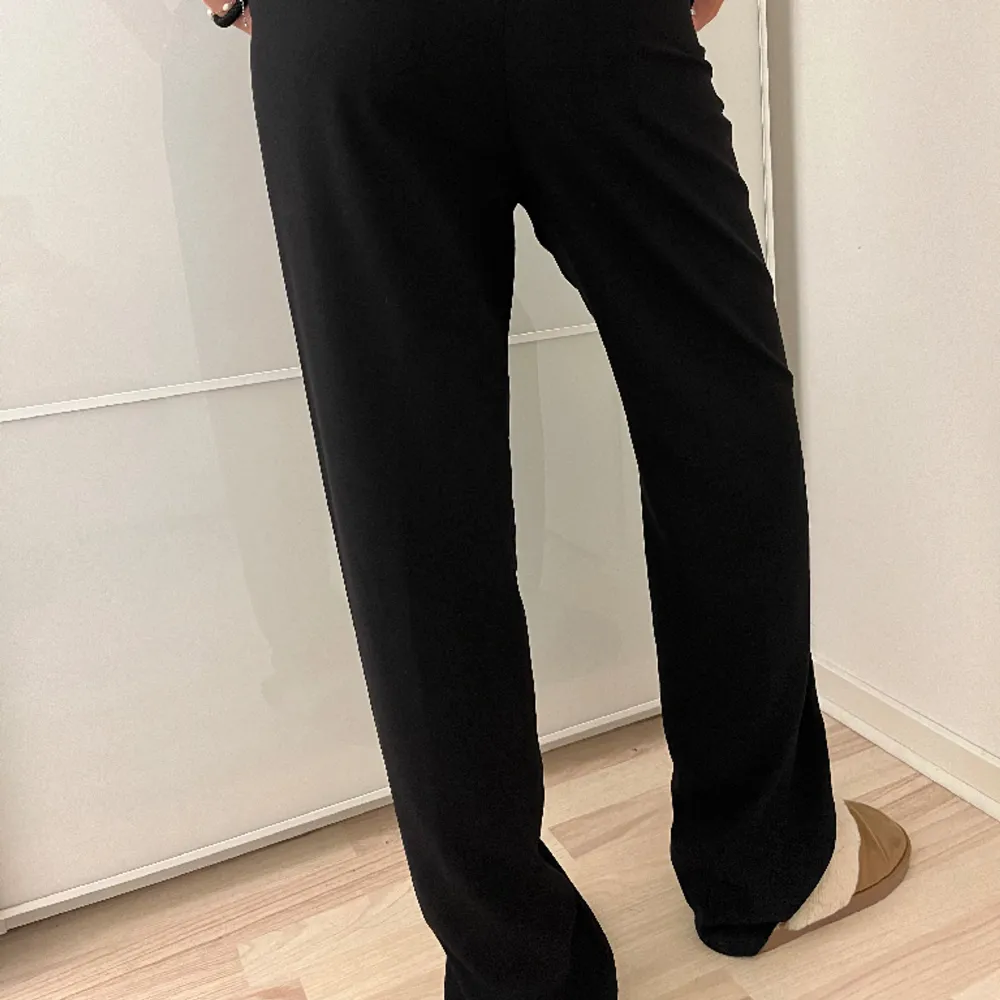 säljer mina svarta kostymbyxor ifrån lindex strl står tyvärr inte men passar mig som är en xs/s🩷 säljer då ja anvönder andra ist💕 pris kan diskuteras!. Jeans & Byxor.