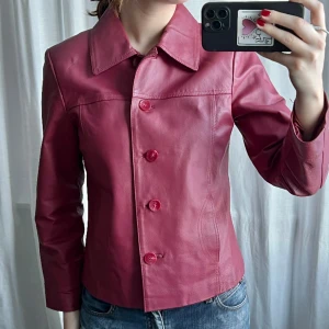 Röd skinnjacka - Röd vintage skinnjacka i äkta skinn från FashionConcept. Storlek 40, passar också 38 💕