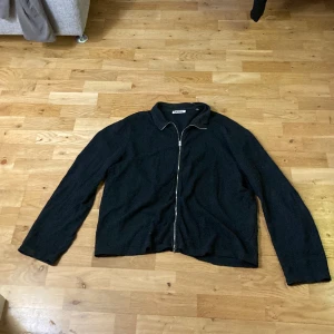 Our legacy zip - En riktigt snygg our legacy zip i bra skick. Storlek 48/M.