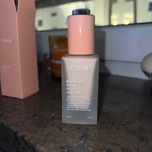 Caia glow upp serum - Säljer denna, aldrig använd.   Säljer för 200kr vid snabb affär 180 kr  Köparen står för frakten som är spårbar  Hör av er vid intresse