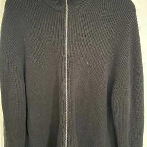 Fullzip East West - Storlek XL Nypris 1199kr Mitt pris 500kr Skick 9/10 (djurhår) går att ta bort med roller… Köpt på brothers, bra skick och snygg! 