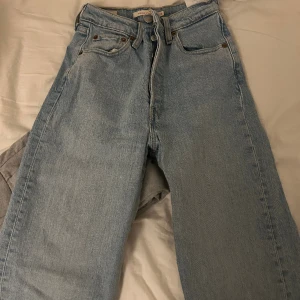 Levis ribcage - Ljusblå färg, använd i gott skick. Storlek 24