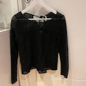 Spetströja från hollister - Säljer denna superfina spetströja från hollister då den blivit lite liten för mig. Den är i bra skick och inte så använd då den är lite för trång i ärmarna för mig. 