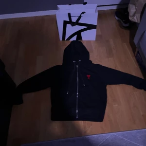 Ami Paris zip hoodie - En mycket fin ami Paris zip hoodie för mycket bra pris mitt pris 1000kr ny pris 4000kr  Bara skriva om ni har några frågor eller funderingar 😁