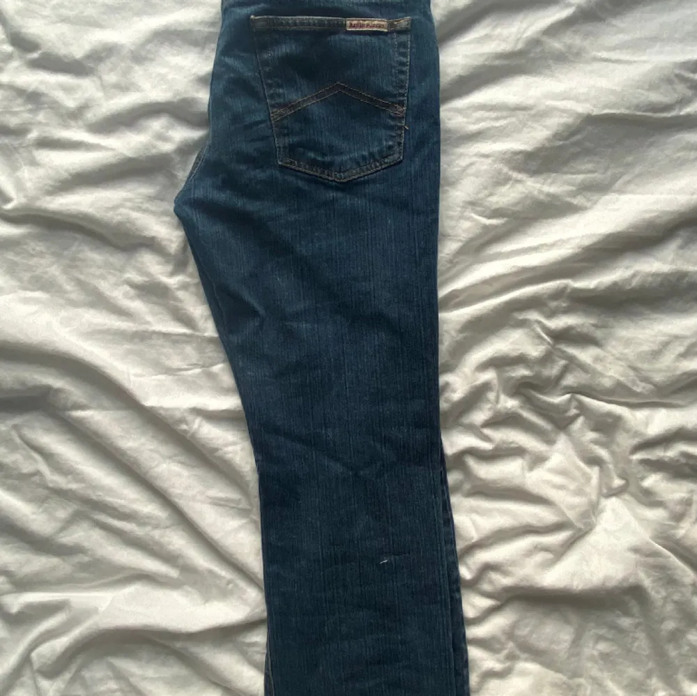 Säljer dessa jättefina jeans från Marlboro classics med detaljer på bakfickorna. Storlek 28 och passar mig som är XS/S, däremot är dem för korta på mig för min smak . Jeans & Byxor.