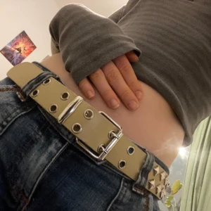 Skärp - Ett beiget skärp med nitar på💗