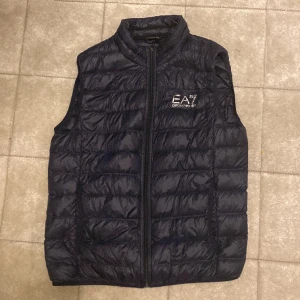 Armani väst - Tjena! Säljer nu mig Armani väst då den inte kommer till användning längre. Köpt på room 1006 för cirka 2 år sedan. Plagget har inga defekter eller missfärgningar! Kan tänka mig sänka pris vid snabb affär. Hör av dig om du har frågor!