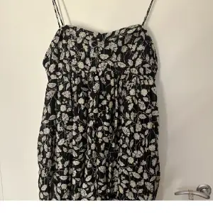 Säljer denna jättefina Zara klänning med inbyggda shorts. Oanvänd med lappen kvar.
