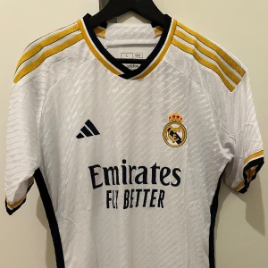 Real Madrid hemma tröja 2023/24 authentic - Helt nya oanvända i paketet  2 st tröjor  Finns i storlek L men passar på M, XL men passar på L   Ny pris 1699kr   Säljs för 350kr/st