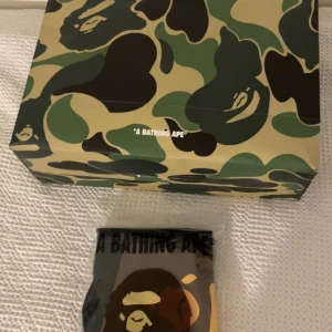 Bape t-shirt - Helt ny oanvänd Bape tishirt. Storlek M, men passar S och M. Köpt i Kyoto Japan. Aldrig använd. Tags blir avklippta i butiken. 