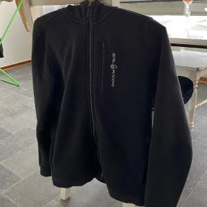 Svart sailracing zip hoodie svart, storlek 170/ xs I bra skick 