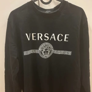 Versace tröja - Gott skick. Skicka ett meddelande för funderingar eller fler bilder