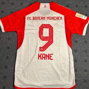 Oanvänd Bayern München Oanvänd Bayern München hemmaställ år 2023/24 i storlek M.   Namn på tröjan Kane och nummer 9. 