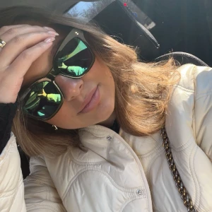 Chimi  - Säljer dessa kiwi färgade chimi glasögon i modell 005! 🌴 finns ej att köpa längre.  Säljer då jag köpt andra. Bra skick förutom att bågarna är lite lösa! Små små tecken på användning skriv för fler bilder! 