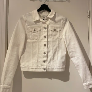 Vit jeansjacka - Säljer min jätte fina vita jeansjacka som aldrig kommit till användning och nu är för liten. Passar med allt och kan komma till använding vid flera tillfällen!!! Köpt från H&m i storlek Xs 