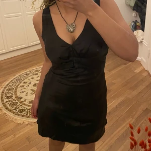 Svart klänning - Fint skick!  Står storlek 40 men den passar mig bra som är storlek 36/38🫶 