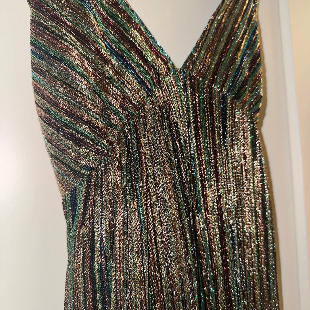 En så fin klänning från ba&sh med öppen rygg, på sista bilden framgår färgerna tydligare. Jag uppskattar att den är en 34/36 i storleken, men det är en size 0. Jag har aldrig använt den, köpte på Sellpy men i nyskick! Nypris är ca 3 000. Klänningar.