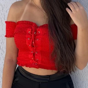 Off-shoulder topp - Fin röd topp, använd fåtal gånger. Som ny 😍