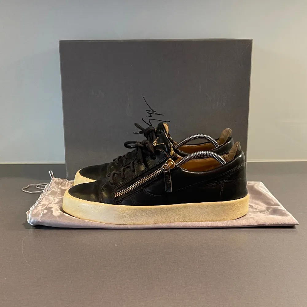 Hej! Säljer nu dessa super snygga svarta skorna från Giuseppe zanotti med guldiga detaljer. Ok skick har använts en del vilket syns på vissa ställen. Tillkommer Box & kvitto. Kan frakta eller mötas upp i Kungälv. . Skor.