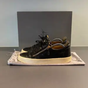 Hej! Säljer nu dessa super snygga svarta skorna från Giuseppe zanotti med guldiga detaljer. Ok skick har använts en del vilket syns på vissa ställen. Tillkommer Box & kvitto. Kan frakta eller mötas upp i Kungälv. 