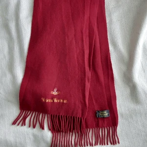 Viviennne Westwood Halsduk - Jättefin äkta Vivienne Westwood halsduk i bra skick! 100% ull ❤️ Använd gärna "köp nu" funktionen för att köpa 🎀