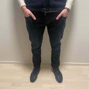 Ett par jeans från Neuw i schysst färg. Modellen är ”Iggy skinny polar” men sitter mer som slim fit! Killen på bilden är 187cm och väger 79kg. Tveka inte att höra av dig vid minsta fundering🙌🏼
