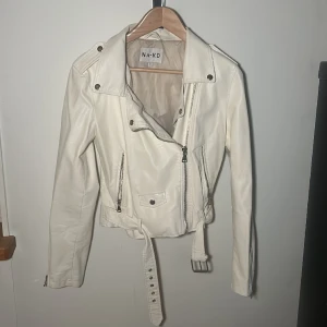 Skinnjacka NAKD  - Skinnjacka NAKD🤍 Storlek : S  Nypris : 799kr  Säljer : 150kr 