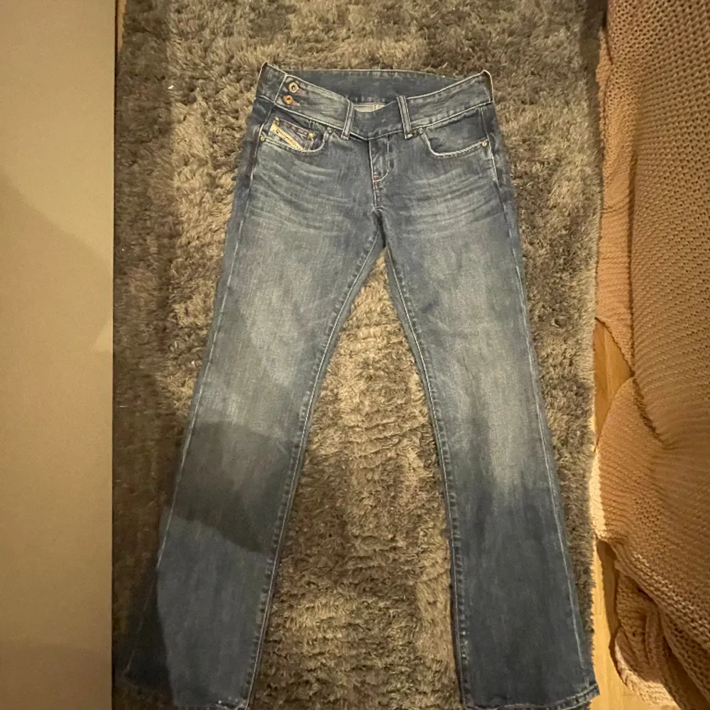 Säljer dessa populära vintage diesel jeans!😍Lågmidjade+bootcut 💕storlek xs 34-36 Innerbenslängd: 79cm Midjemått:35cm rakt över❤️ jätte bra skick.. Jeans & Byxor.