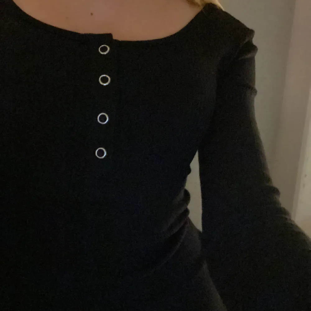Assnygg svart tröja med fyra knappar💕 Sitter jättesnyggt och tajt (stretch material) Som ny🌸 ‼️kan vara pyttelite katthår på‼️. Tröjor & Koftor.