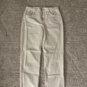Vita jeans från Gina Tricot. Storlek 40