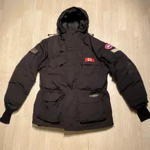 Säljer nu denna riktigt feta canada goose vostok ant. Skicket är 8/10. Nypris ca 15 000. Fraktas inom 48h📦📩 Kolla gärna in mina andra annonser🤩