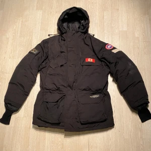 Canada goose jacka - Säljer nu denna riktigt feta canada goose vostok ant. Skicket är 8/10. Nypris ca 15 000. Fraktas inom 48h📦📩 Kolla gärna in mina andra annonser🤩