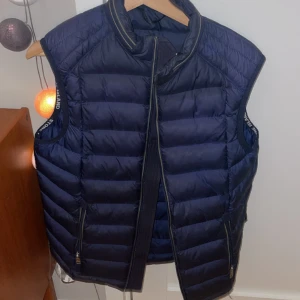 Stone island väst - En fin stone island väst (äkta) som är storlek S, men passar bättre som M. Den är helt oanvänd och pris kan diskuteras!