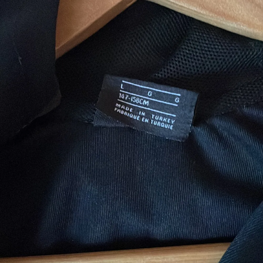 En svart Nike töja/hoodie som är i bra skick. Säljer den eftersom att den är för liten. Hoodies.