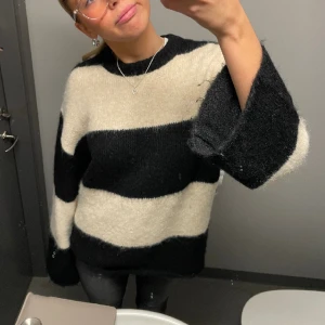 Stickad tröja  - Stickad tröja  som tyvärr inte kommer till användning! Vid frågor eller funderingar är det bara att kontakta mig!💕 (nypris 600kr)