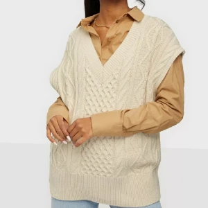Stickad väst - kabelstickad stickad väst i nyskick från Selected femme. Nypris var 700kr 