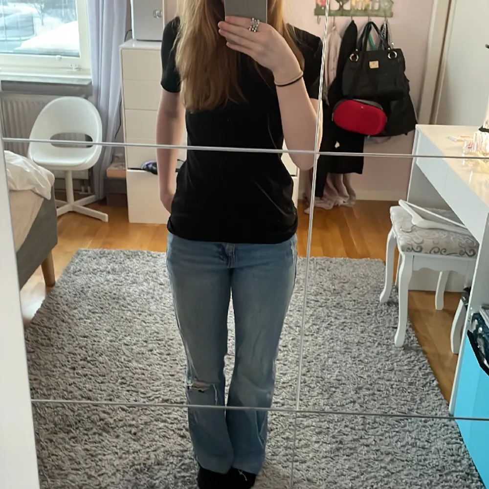 Jätte snygga blå jeans som tyvär inte kommer till användning längre. Är i bra skick och har inga defekter. Jeans & Byxor.