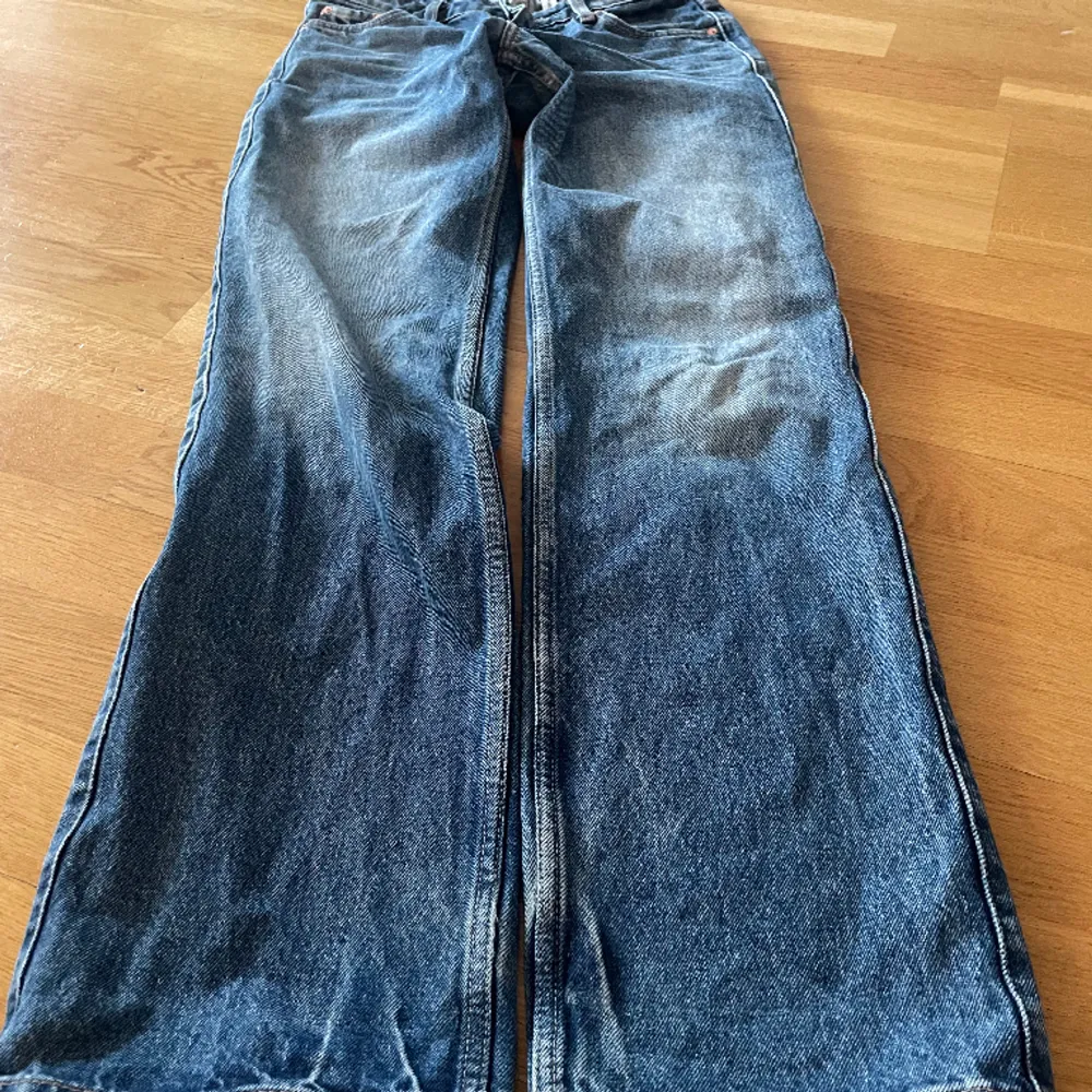 Supersnygga lågmidjade vida jeans från Weekday i fint skick!🩷 Midjemått: 35cm Innerbenslängd: 80cm Utsvängda: 20cm. Jeans & Byxor.