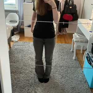 Jeans - Jätte fina gråa jeans som tyvär inte kommer till användning längre. Byxorna är i bra skick med inga defekter. 