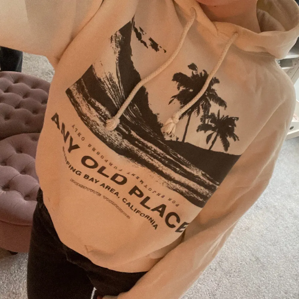 Säljer denna fina hoodie från Pull&Bear 💘. Hoodies.