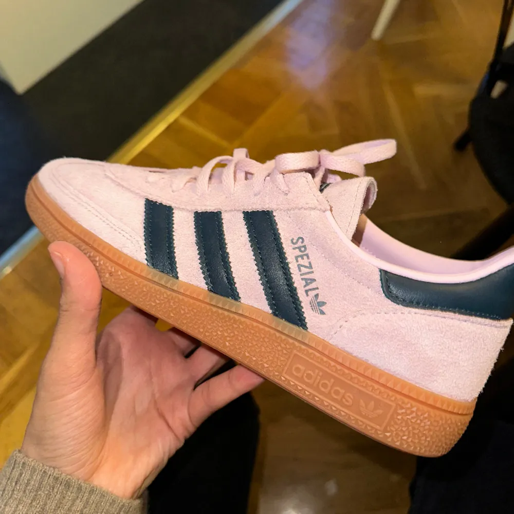 Helt nya Adidas Spezial Pink i storlek 40. Kvitto finns, inköpta 2024.  . Skor.