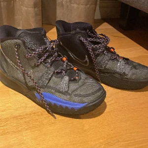 Kyrie 7 - Box medföljer 9/10 skick  Knappt använda