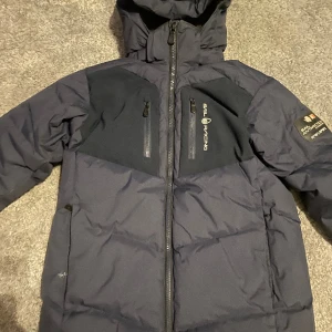 Sail racing vinterjacka - Säljer min sailracing jacka som har blivit för liten för mig. Köpte den från kidsbrandstore för ca 3500. Den har en liten smutsfläck vid höger ficka men enkelt att få bort. Priset ej hugget i sten.